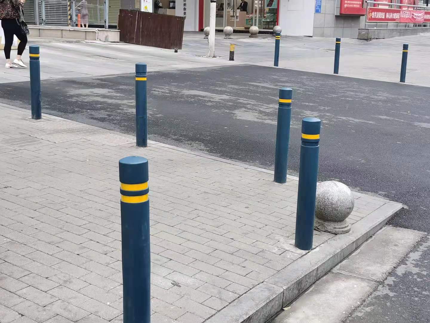 郑州二七区厂家直供深蓝橡胶阻车桩新型弹力柱