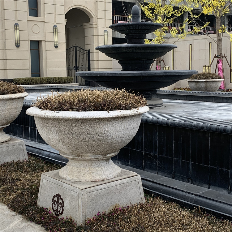 制作黄锈石花盆黄金麻花钵花盆厂家楼盘小区景观石雕花盆