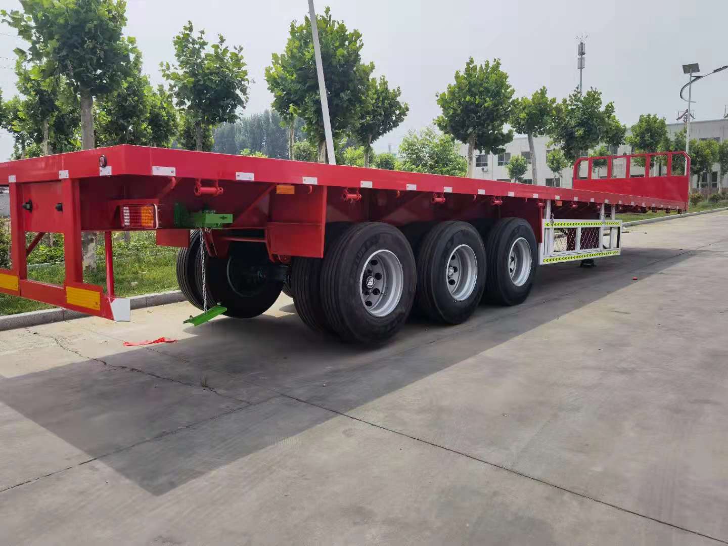 9米直梁平板式半挂车拉水泥拉钢材保拉60吨以旧换新厂家销售