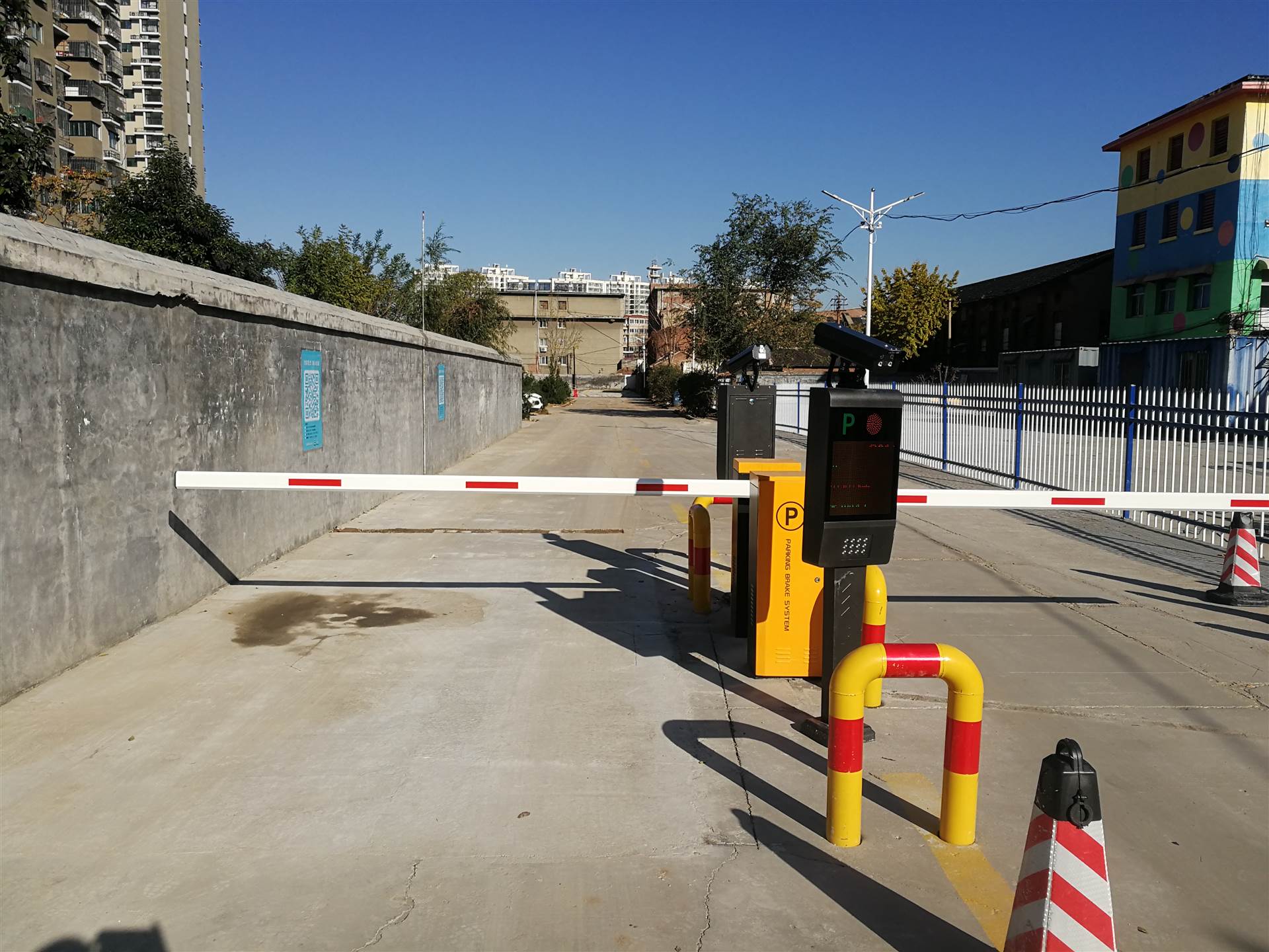 一进一出车辆道闸系统报价停车自动收费杆车牌识别门禁鸿海顺智能