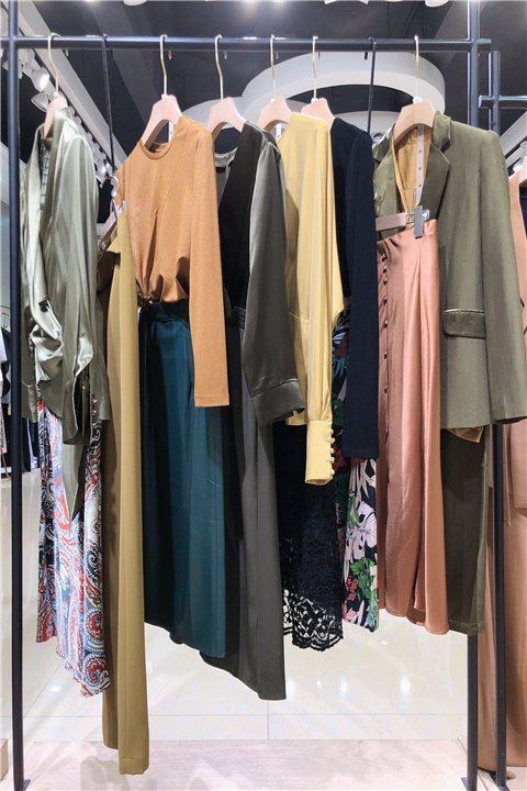 深圳品牌或许女装尾货折扣批发