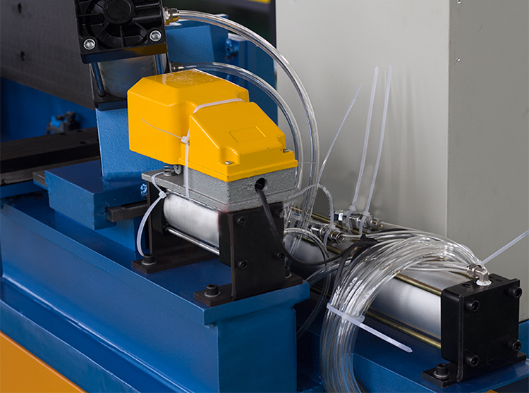 直线和曲线管道合缝;1,生产流水线上经济型卷边合缝;特点:气动合缝机