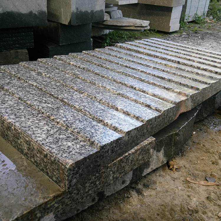 芝麻灰汽车坡道砖 芝麻灰是石材的颜色描述之一,其中芝麻灰花岗岩是