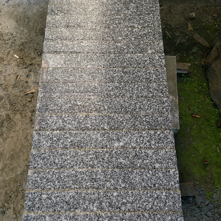 芝麻灰汽车坡道砖 芝麻灰是石材的颜色描述之一,其中芝麻灰花岗岩是