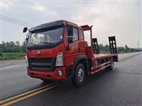 318挖机平板拖车 重汽豪沃G5X单桥 国六潍柴220马力 板长6.5米