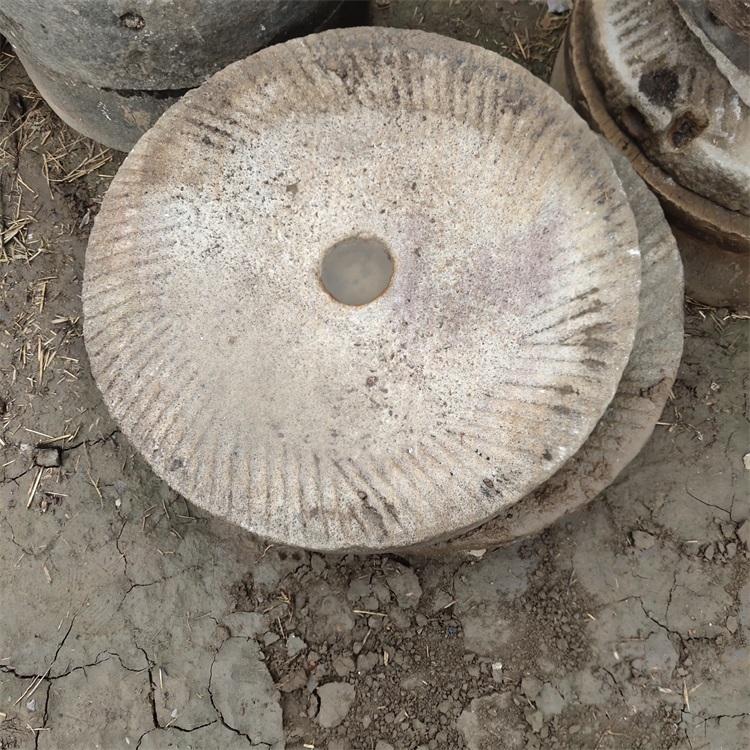 刻字石磨盘广场摆件旧石磨复古建筑砌墙老青砖纹理自然