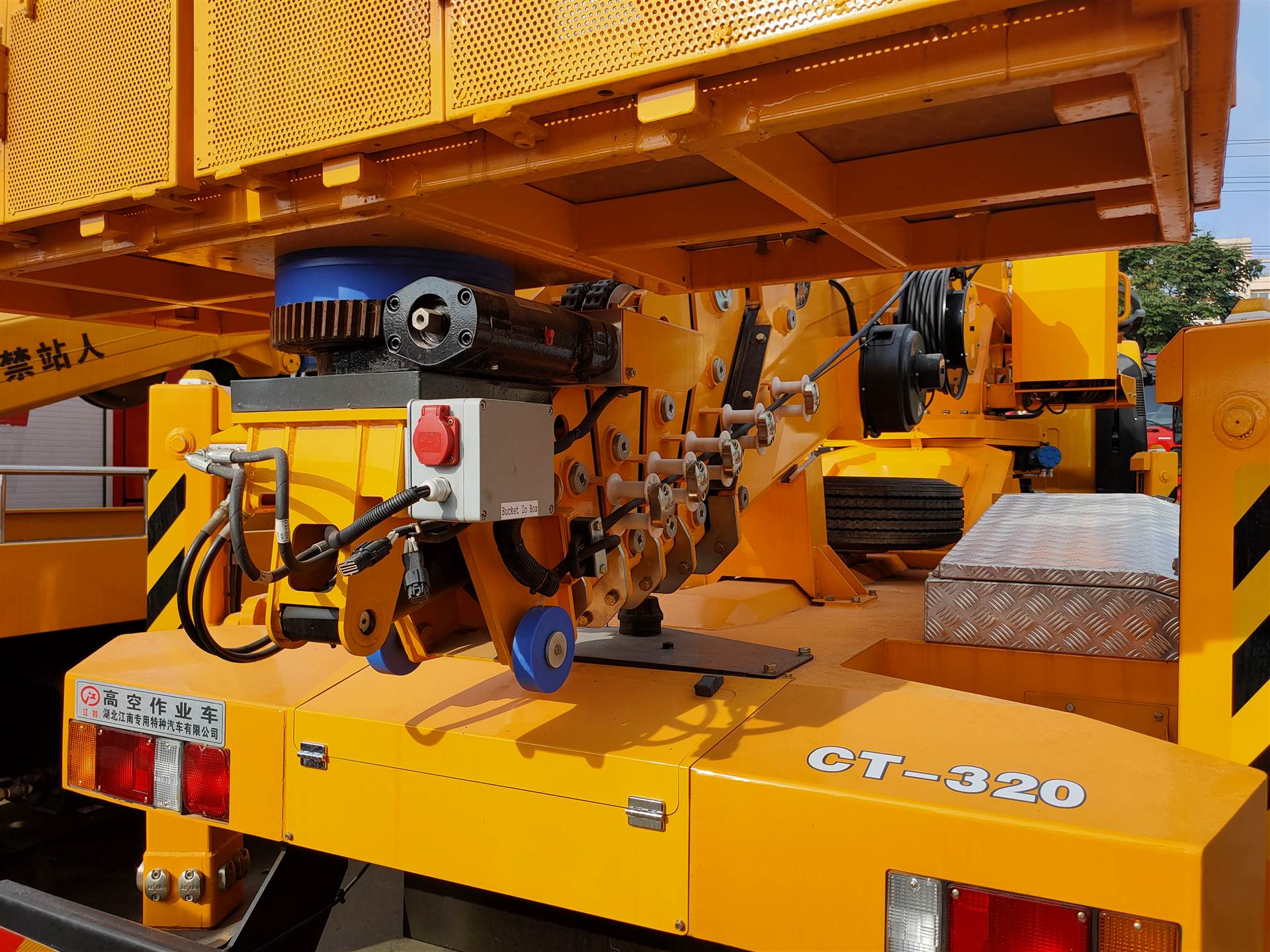 直臂高空作业车 登高车 路灯维修车