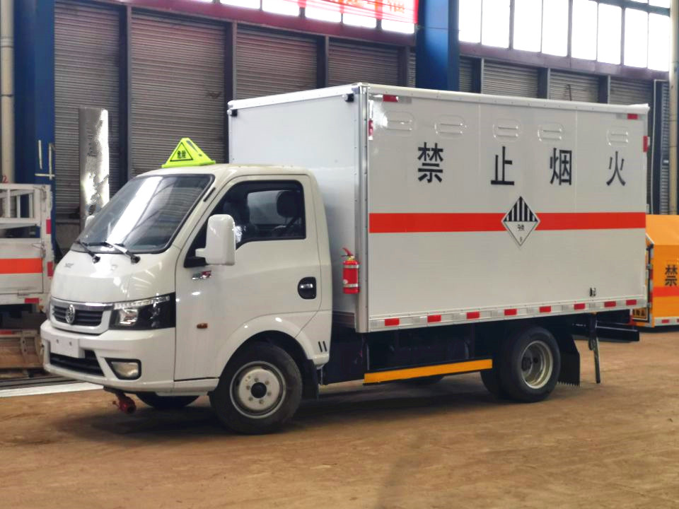 东风途逸杂项危险物品厢式运输车