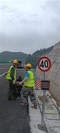 雾天太阳能黄闪灯安全诱导出行