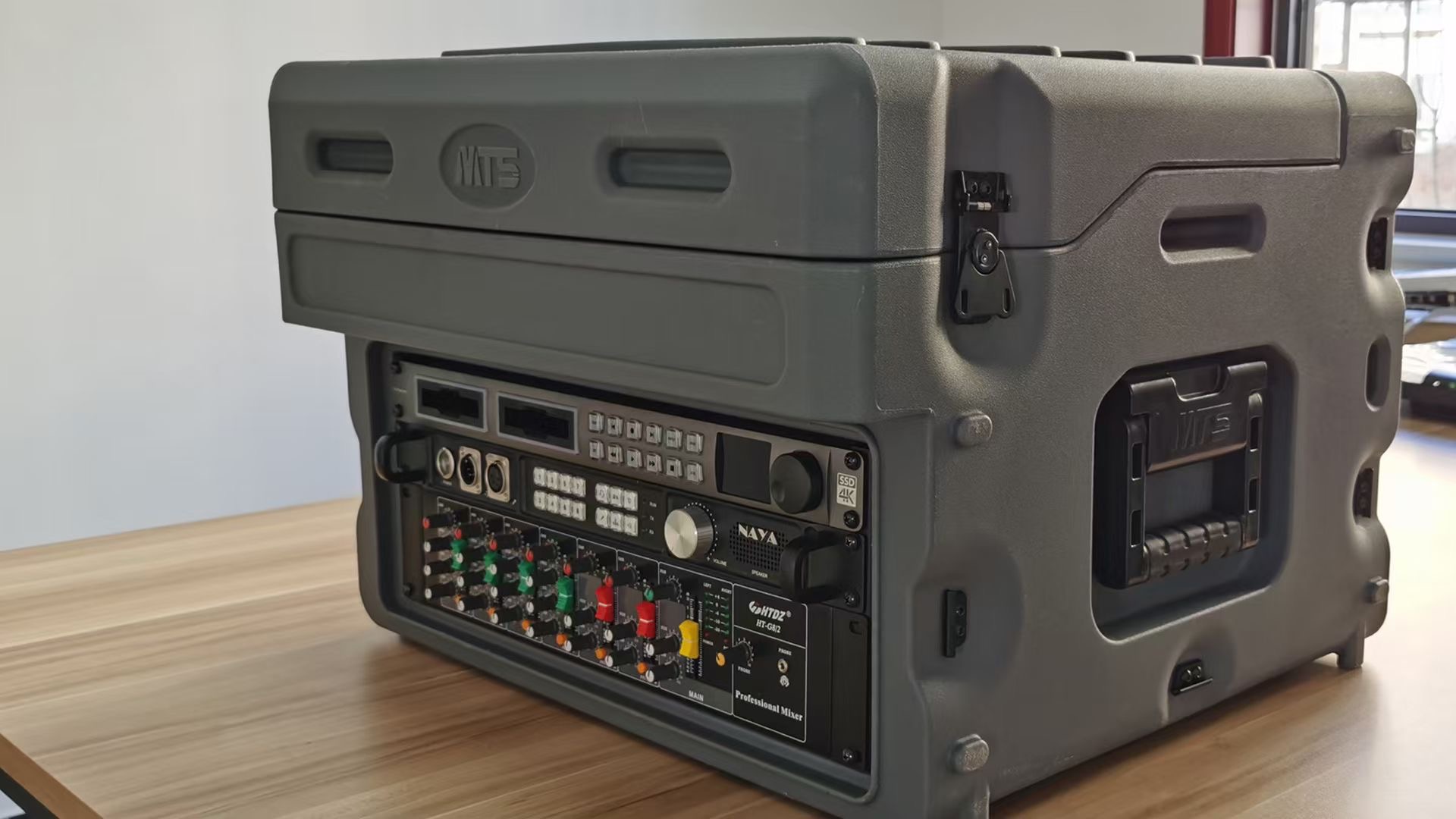 sanwarm21.5寸监视器箱载集成bmd导播切换台