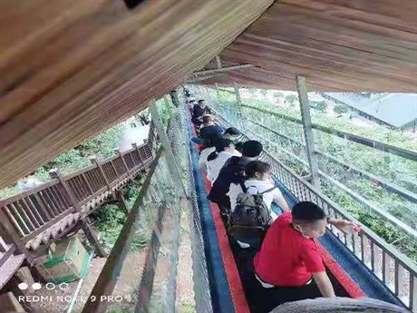江西修水縣景區(qū)魔毯 親子游樂場設(shè)備 滑雪場魔毯雙驅(qū)動裝置