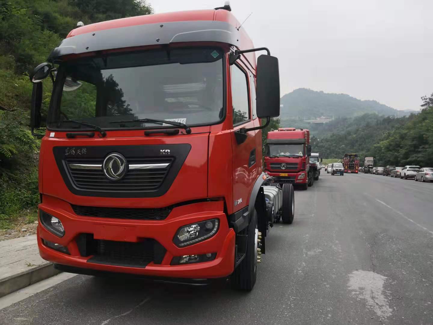 国六东风天锦6.8米平板高栏车,新款天锦康机245配置报价