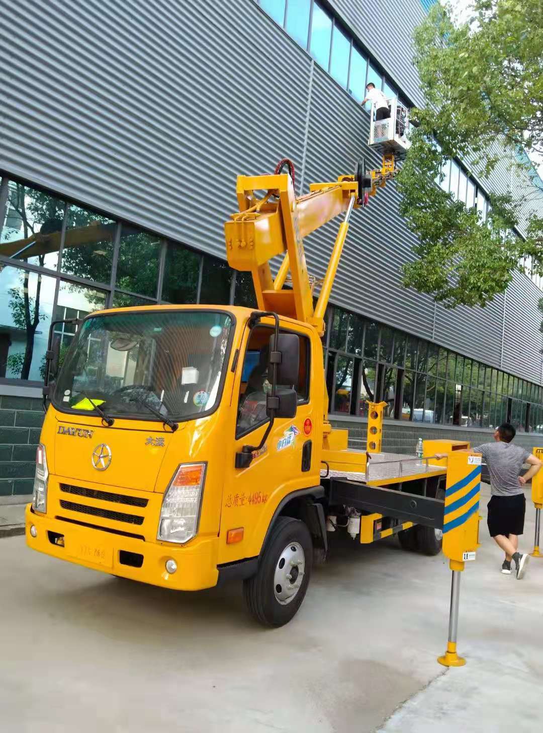 海口市蓝牌21米伸缩臂高空车直臂路灯检修车叉车平台高空车价格