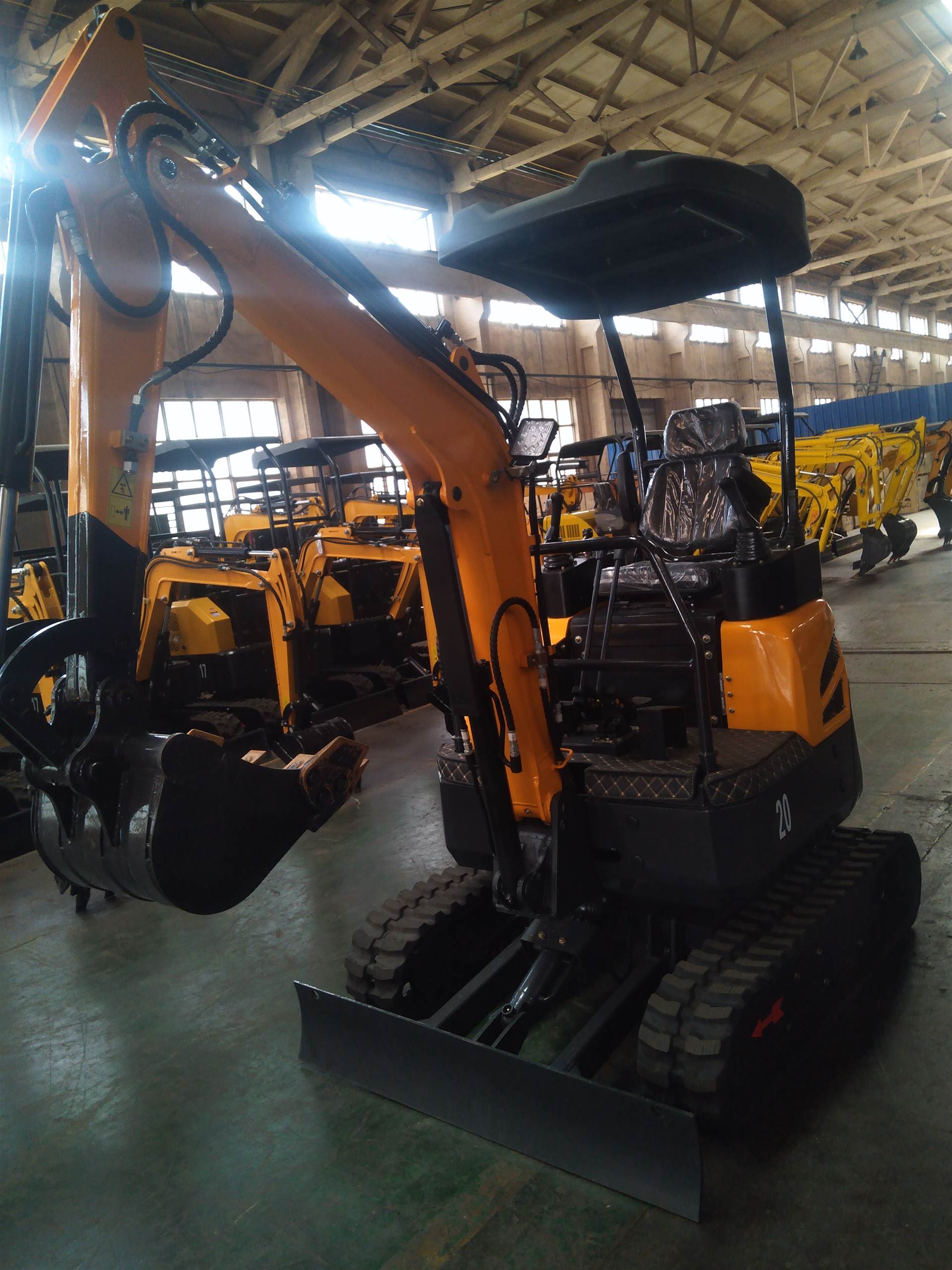 果园使用 多功能挖掘机 微型挖掘机 农用挖沟机 山东报价