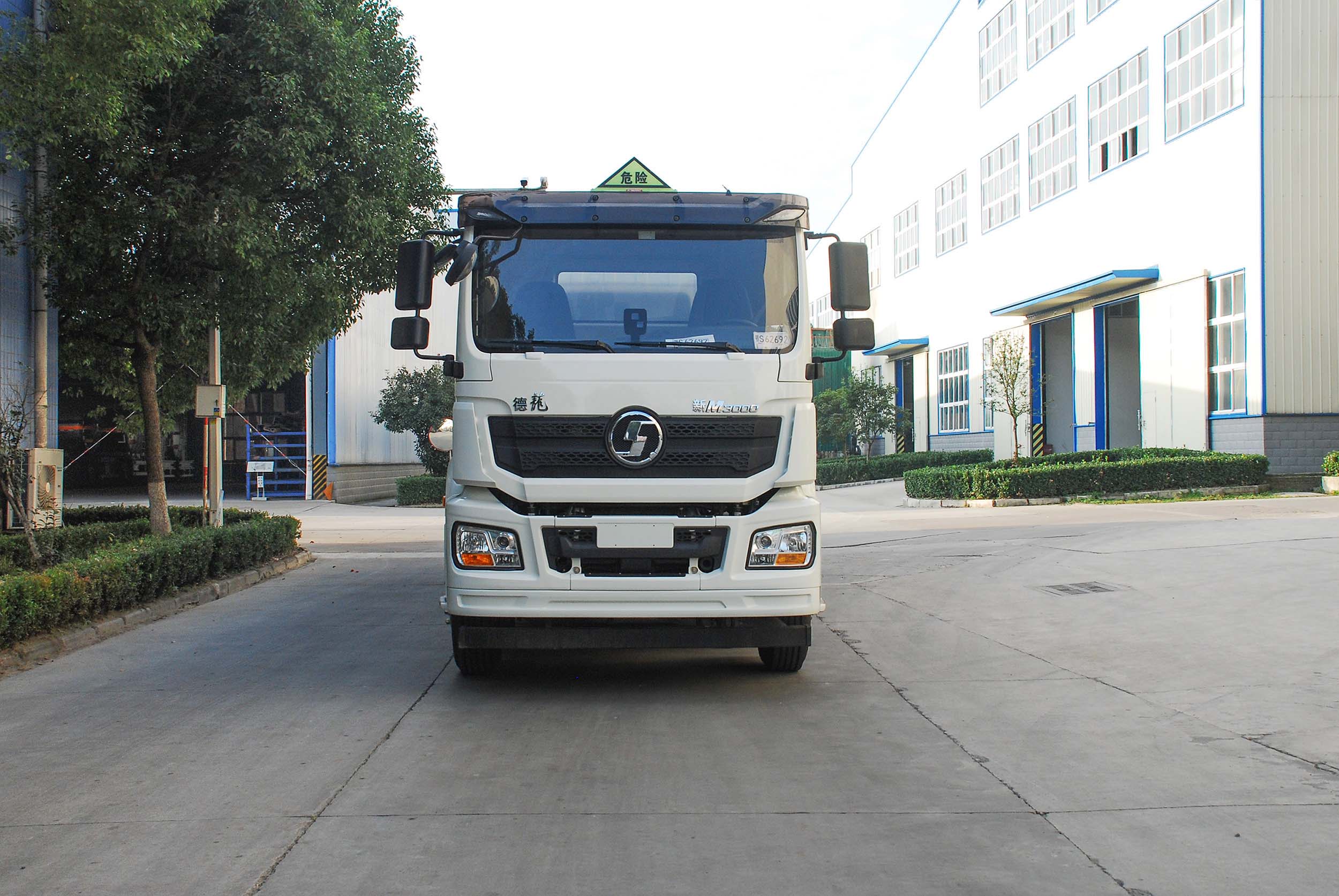 陕汽德龙前四后八油罐车,陕汽德龙20吨油罐车