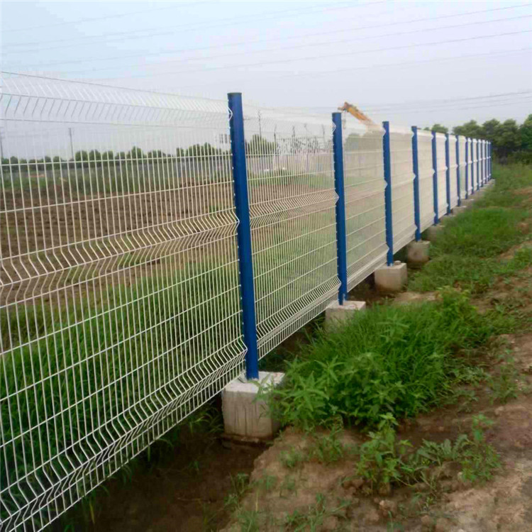 青岛双边丝护栏网 围墙防护铁丝网围栏 室外果园圈地圈山 高速公路