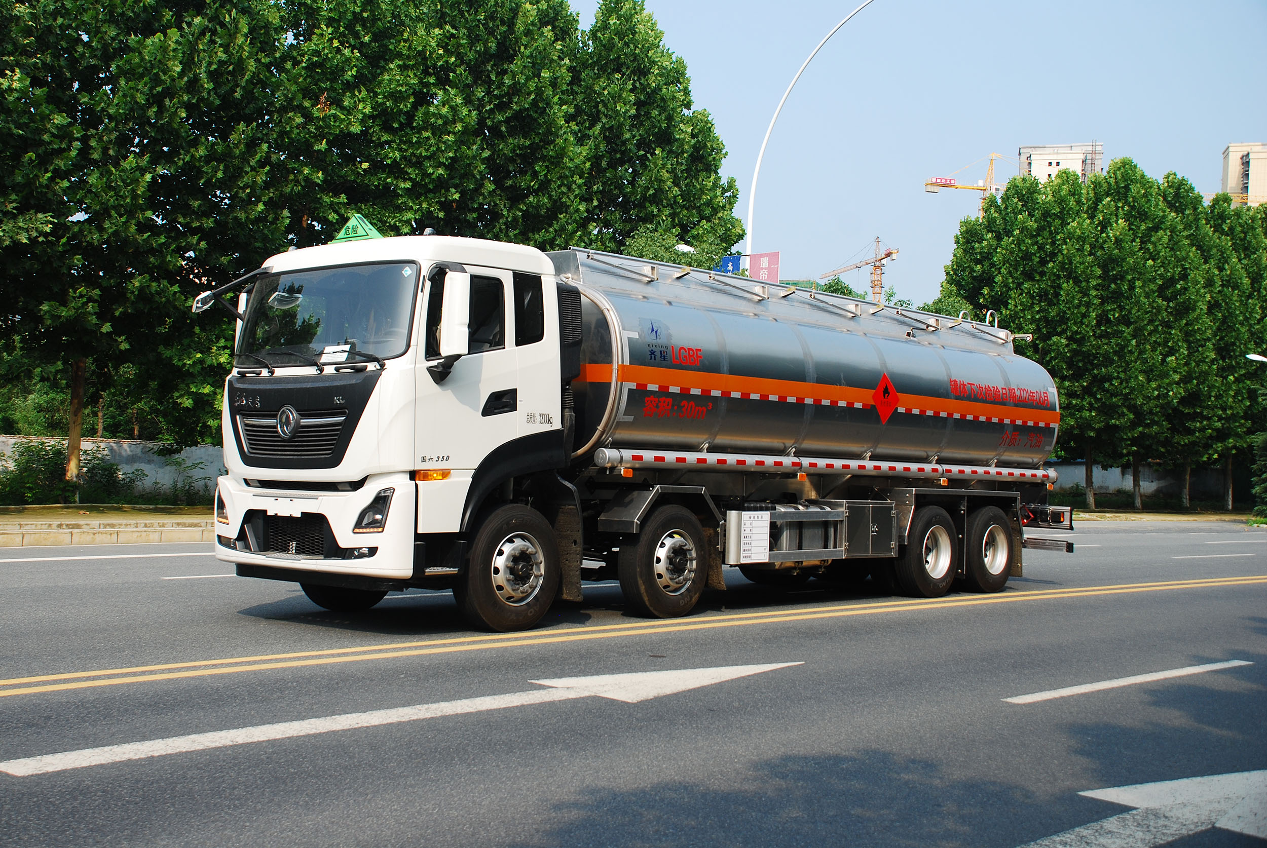 定制各种车型的出口型油罐车,出口油罐车