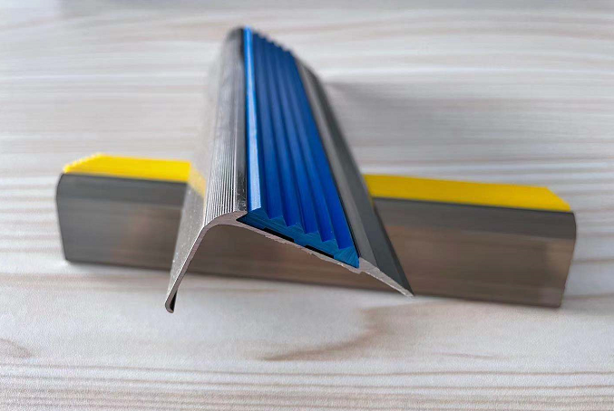 君轩楼梯防滑条设计用于特别关注行人安全,楼梯外观和楼梯寿命的新