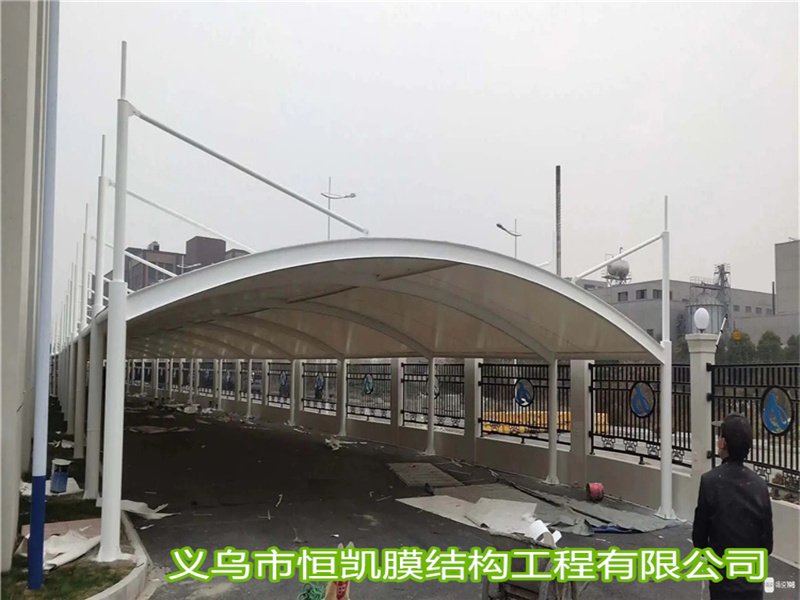 大跨度空间也采用由钢缆和压缩材料组成的电缆网的形式来支撑上部薄膜