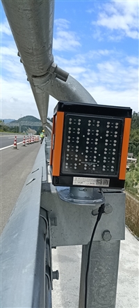 高速公路团雾智能诱导指示灯系统