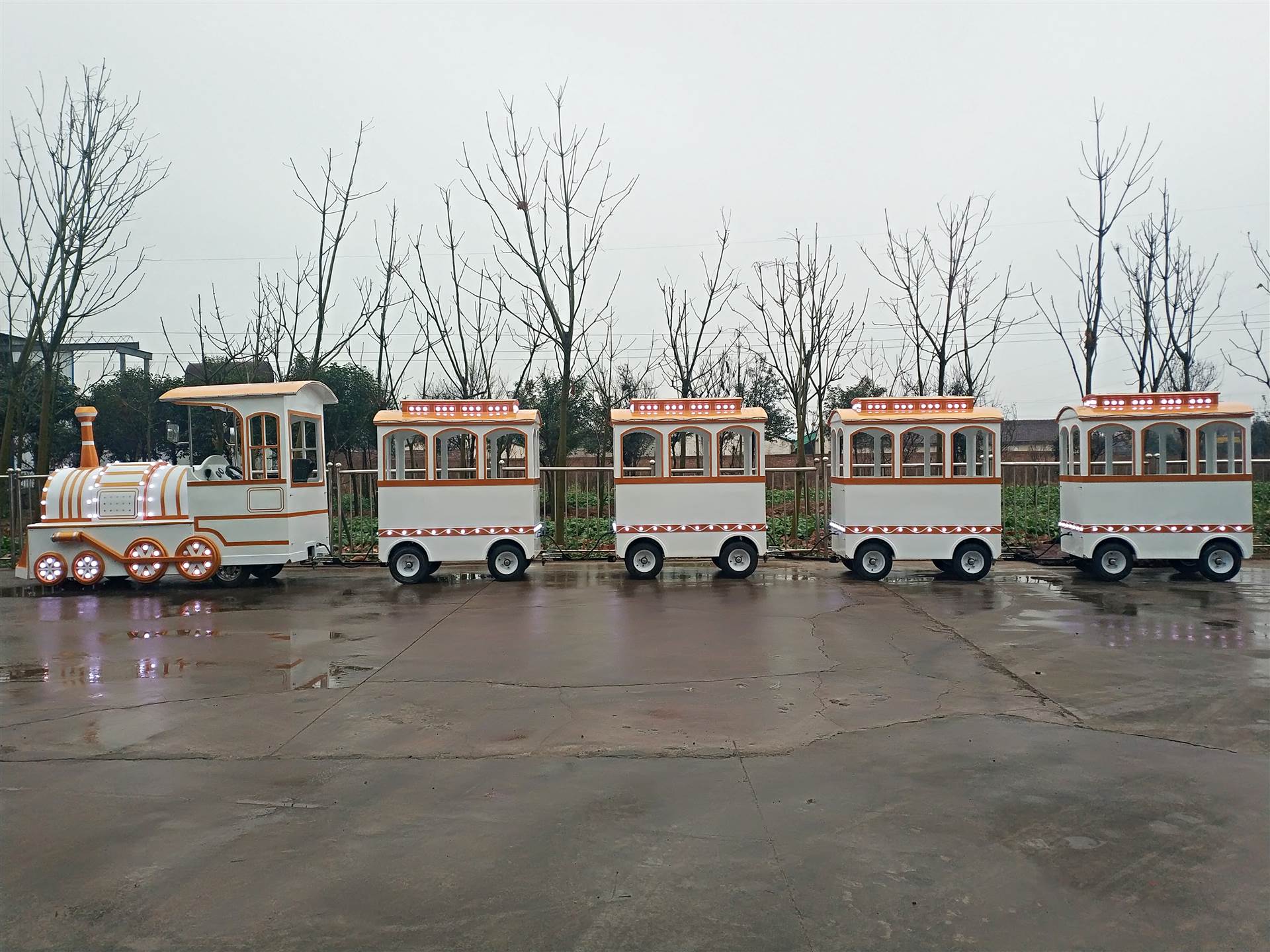 白色常规小火车