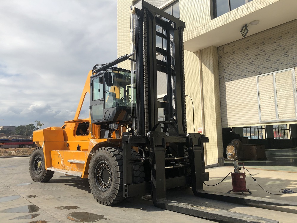 国产32吨叉车集装箱装卸进口配置32吨叉车