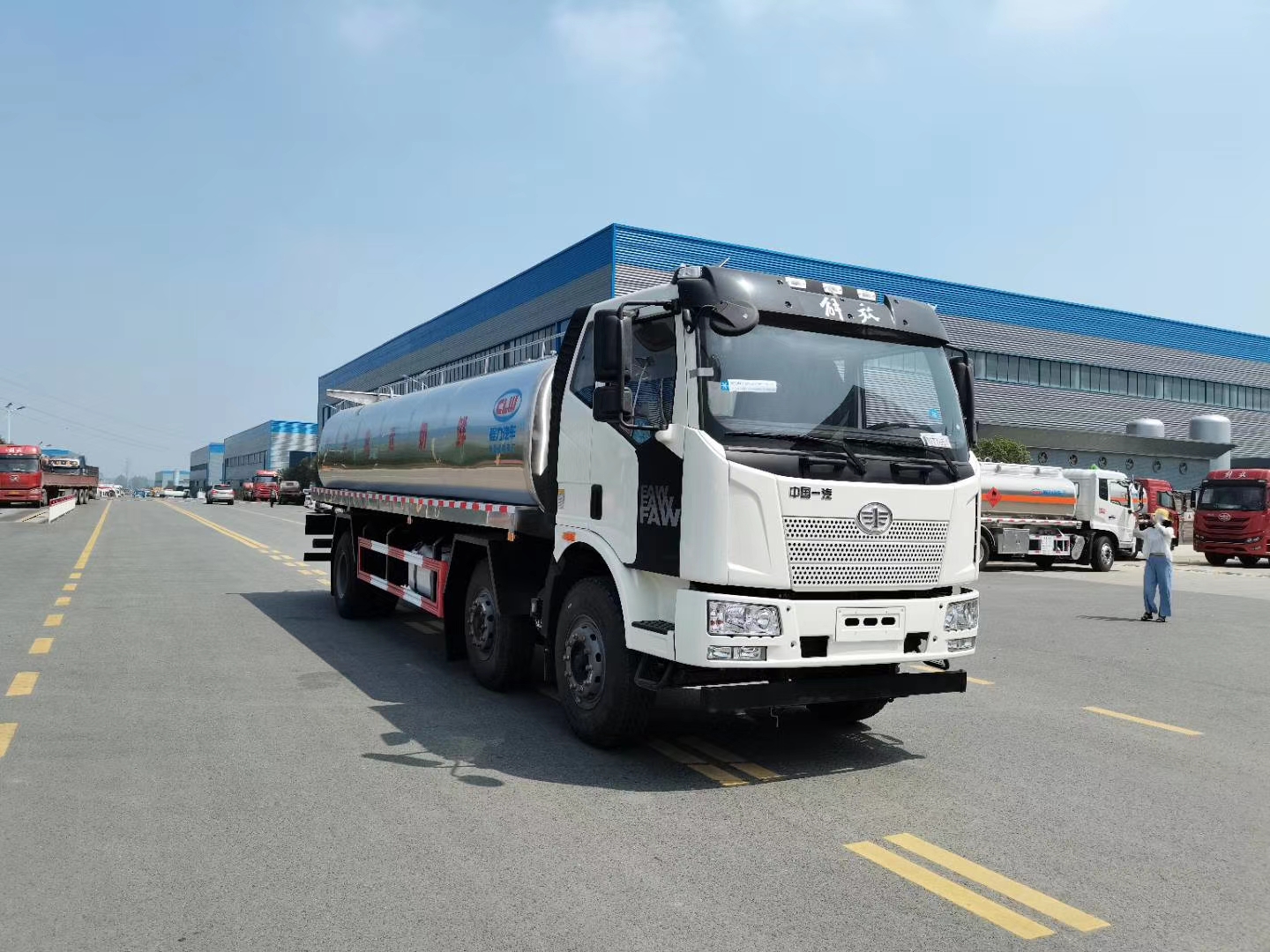 国六20方奶罐车 小三轴 奶罐车厂家 鲜奶运输车图片及价格