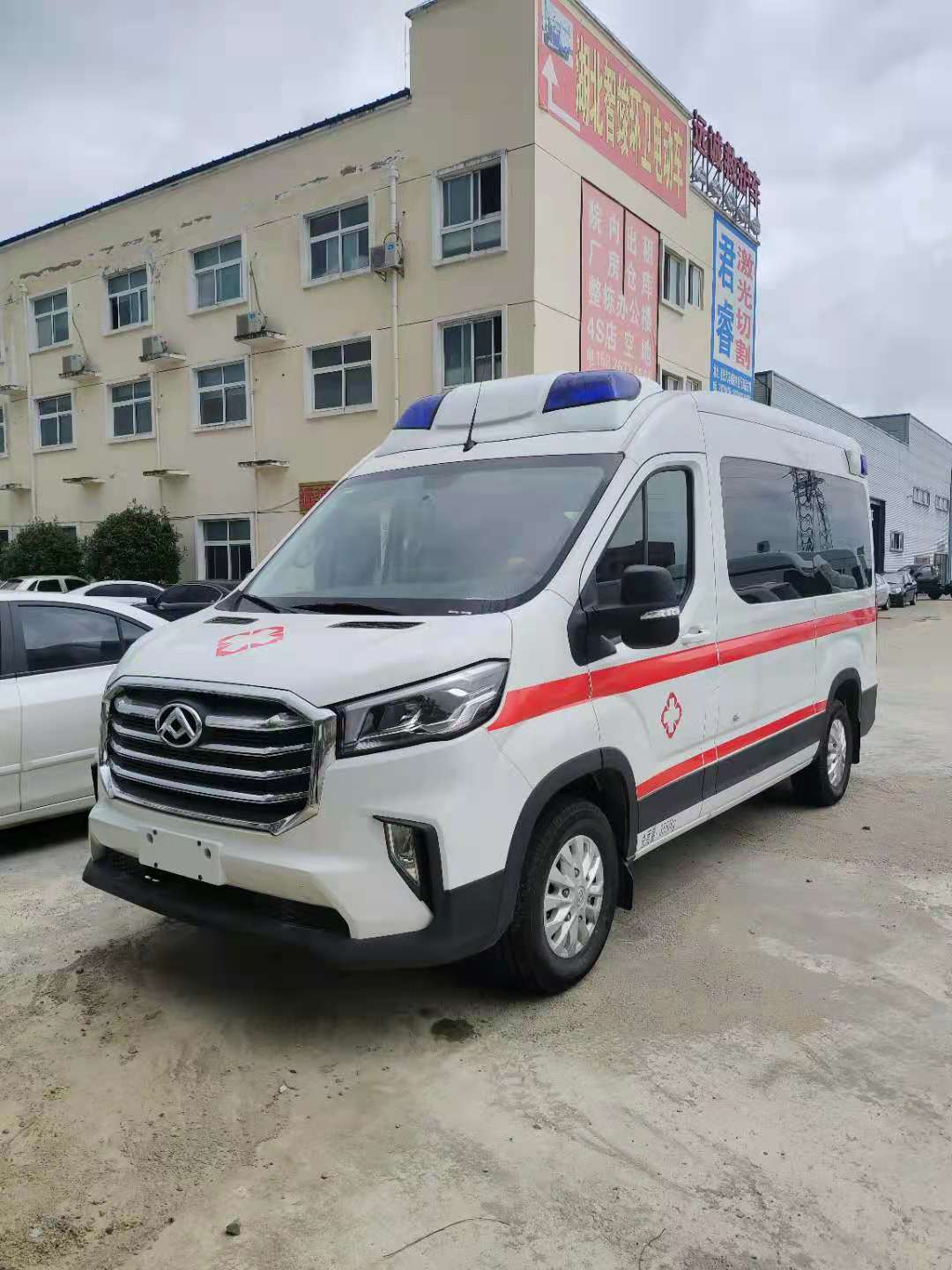 上汽大通v90監護型救護車