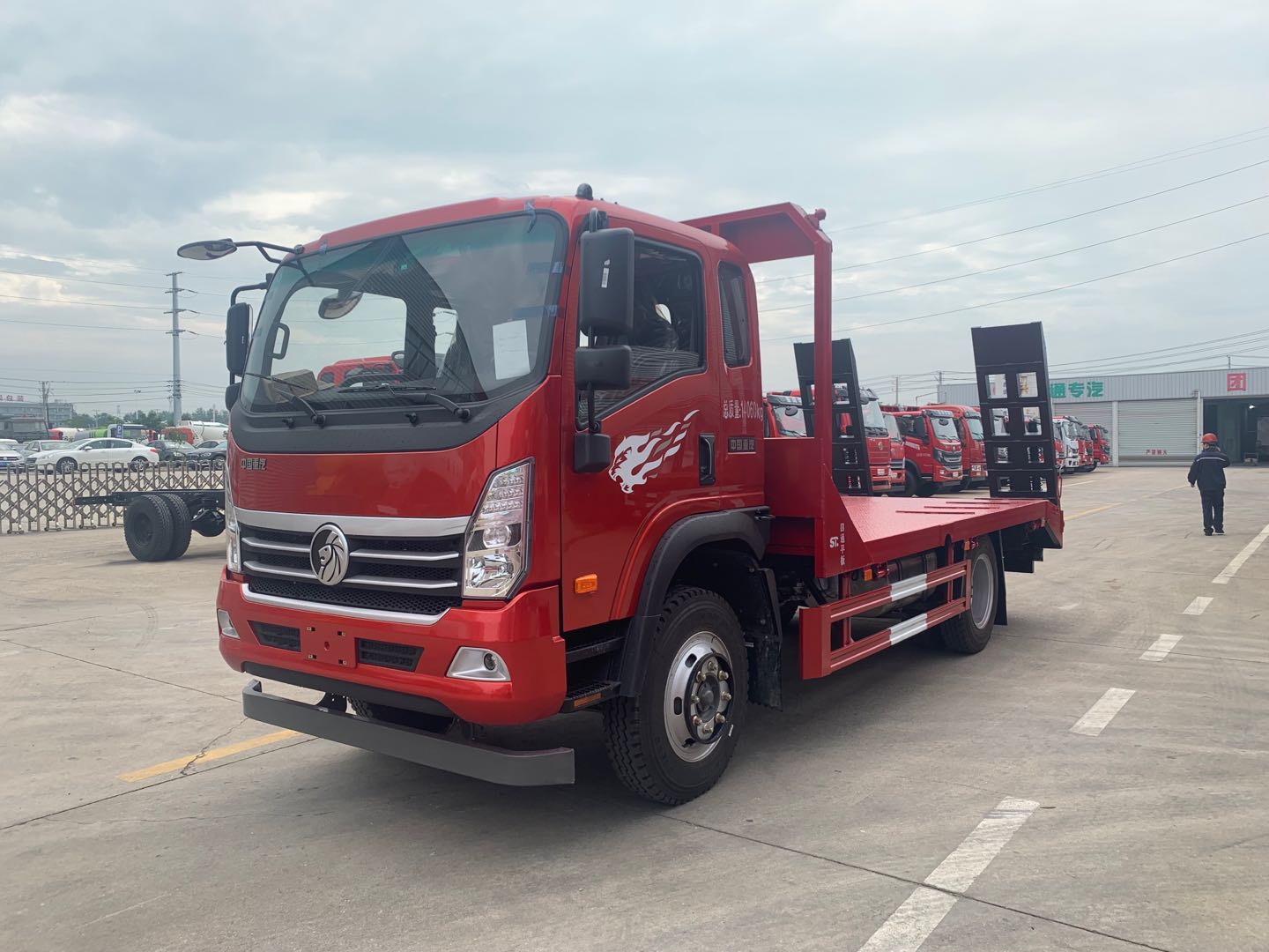 120挖机平板拖车 国六重汽王PAI单桥 板长5米 可拉120挖机