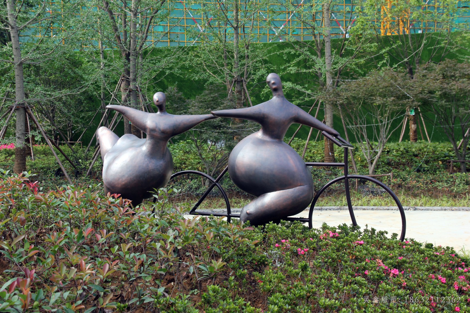 抽象女人广场人物景观铜雕