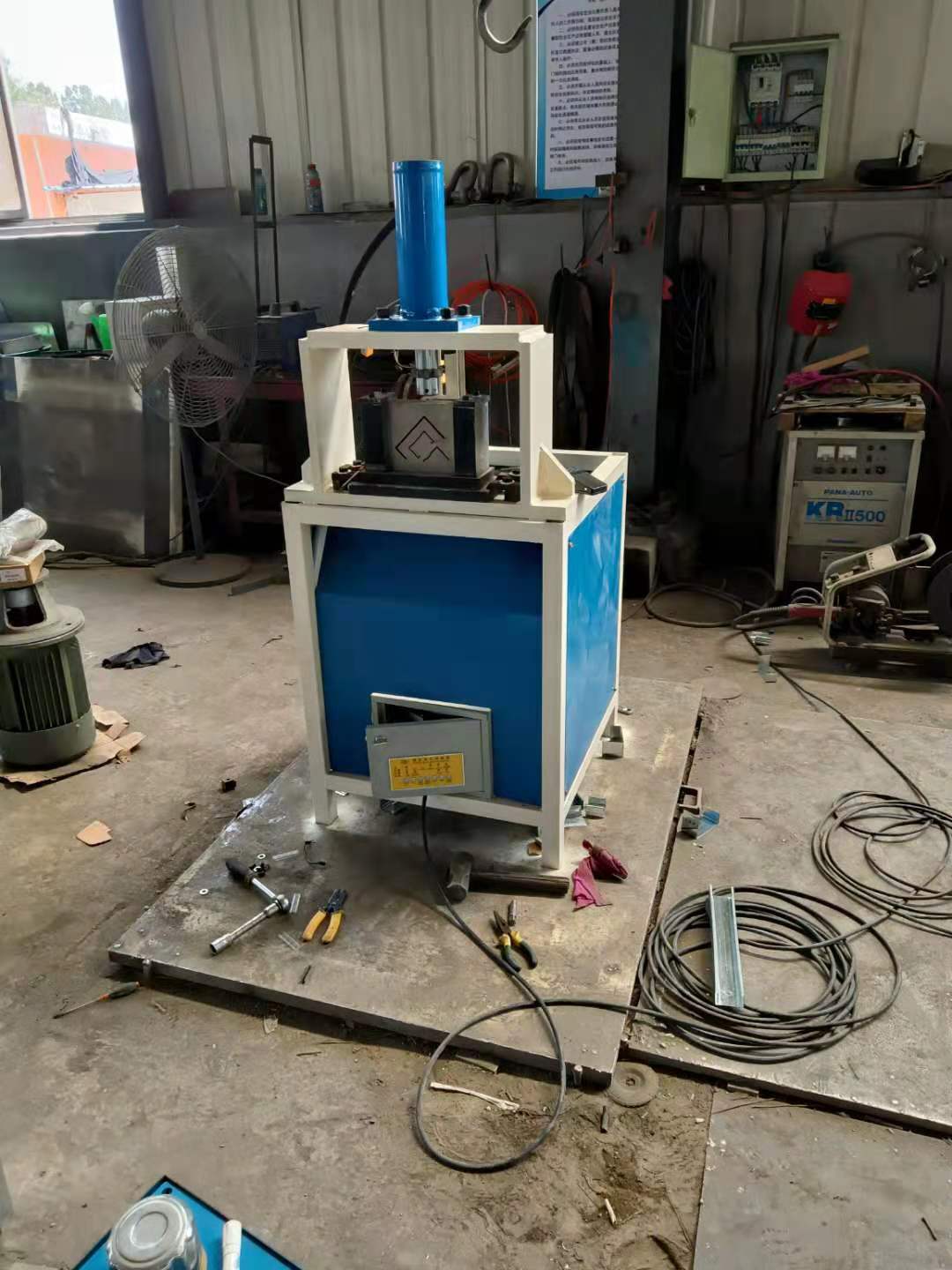 方管数控冲孔设备冲孔截断一体机