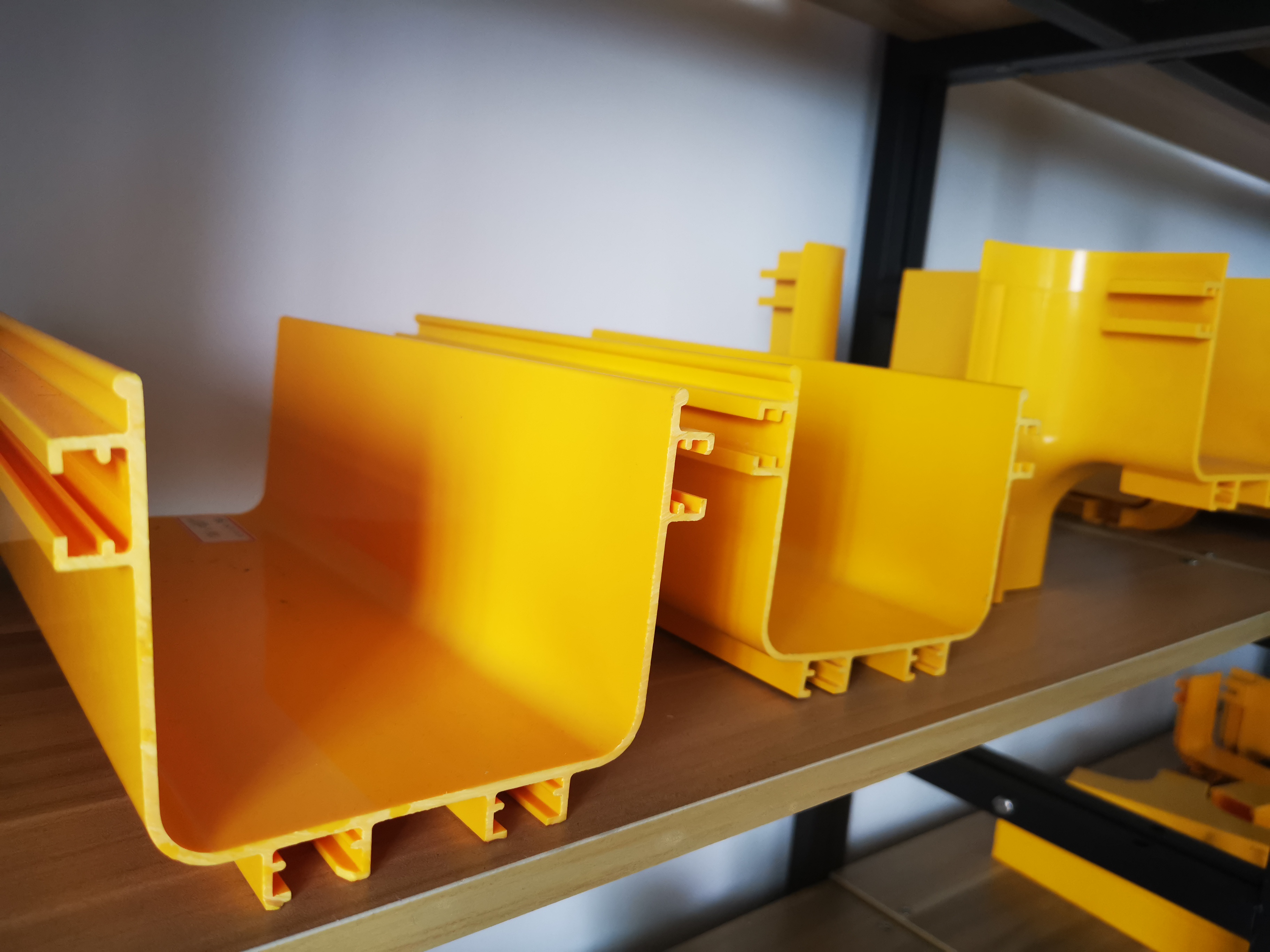 光纤槽道机房跳纤走线架桥架黄色阻燃塑料纤槽机柜尾纤槽下纤机房