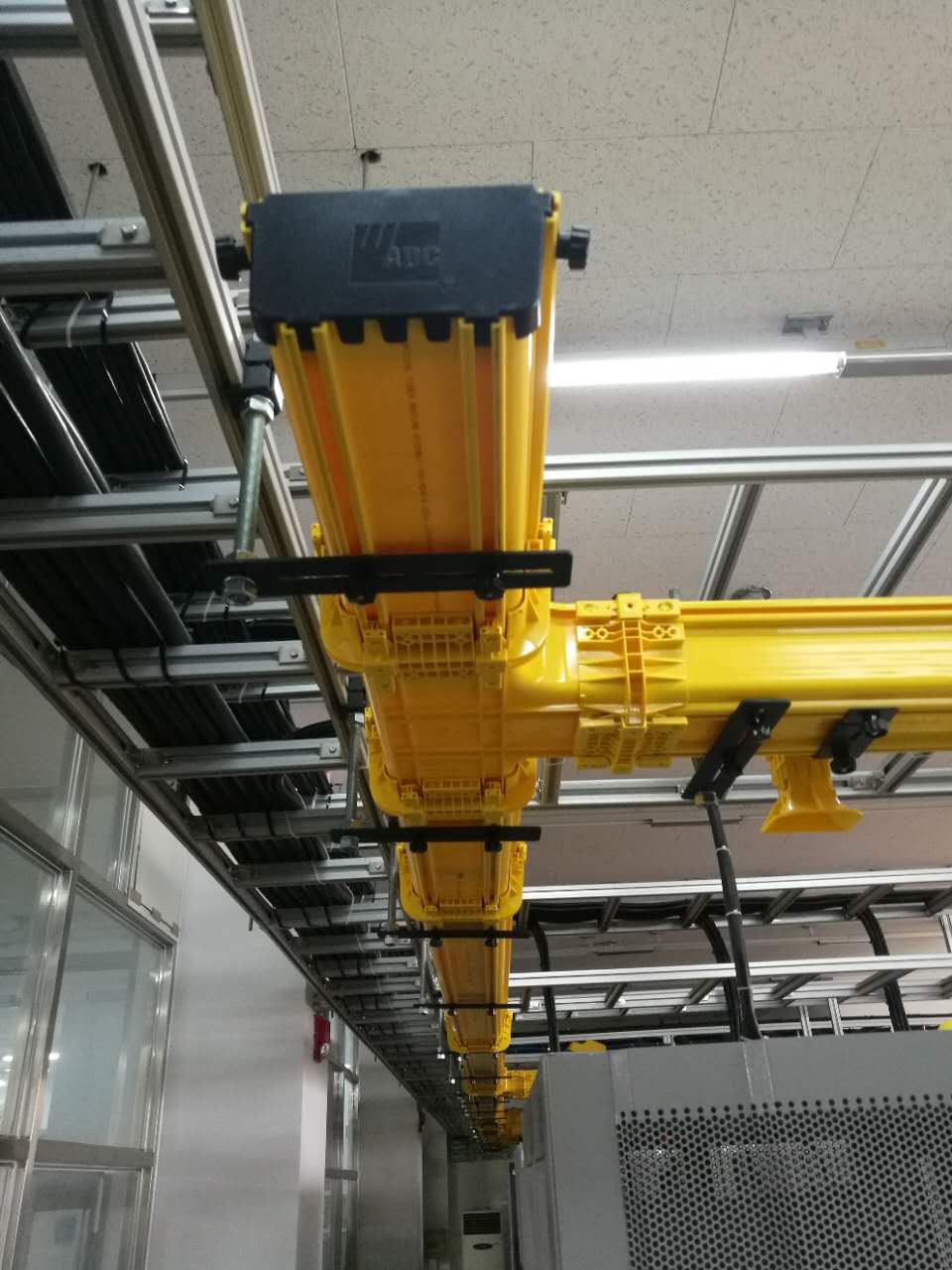 光纤槽道机房跳纤走线架桥架黄色阻燃塑料纤槽机柜尾纤槽下纤机房