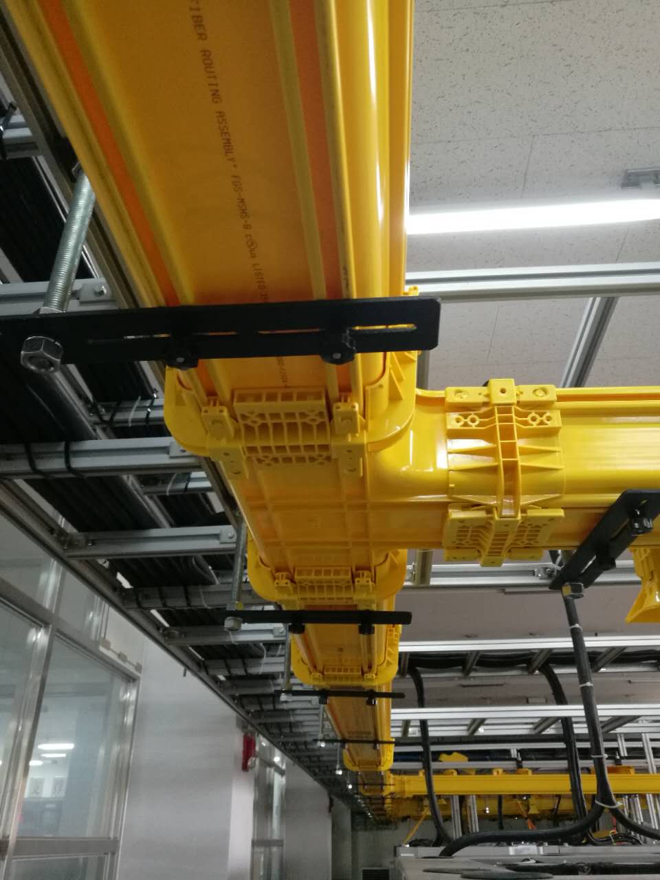 光纤槽道机房跳纤走线架桥架黄色阻燃塑料纤槽机柜尾纤槽下纤机房