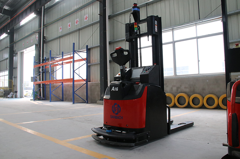 堆垛式自动叉车机器人生产商,agv智能叉车厂家