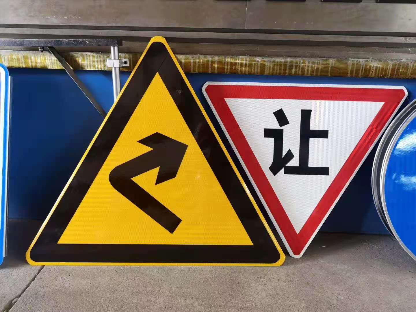 道路标志牌选购注意事项!