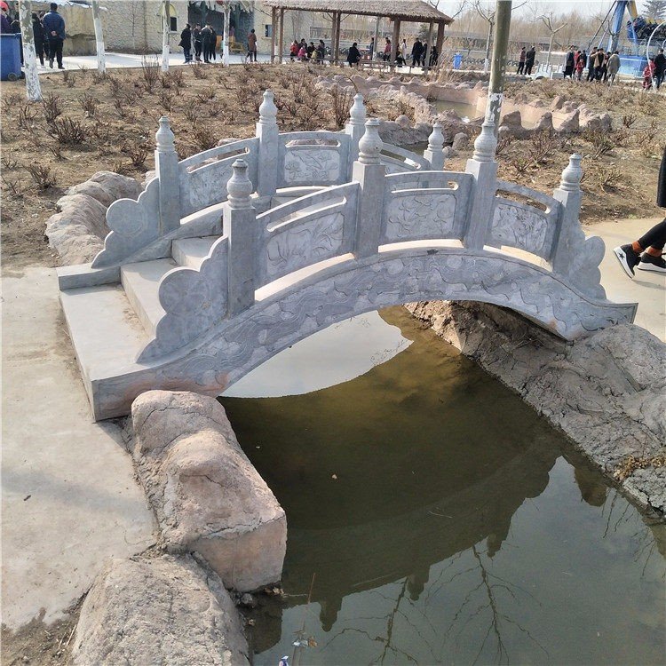 但石拱桥为实体重型结构,跨越能力有限,拱石的开采,加工,砌筑等均不易