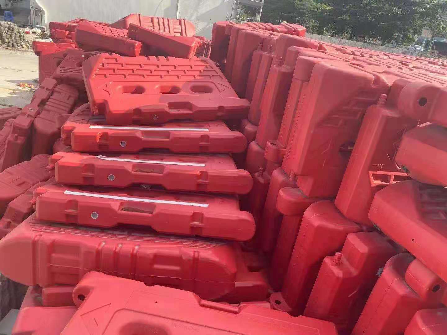 产品特征:移动式水马围挡为一次成型,耐热,耐寒,耐