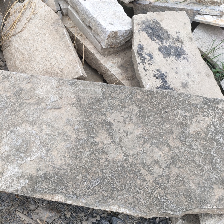 大量老石板批发地铺石旧石板民间石磨盘铺路石户外地面铺装