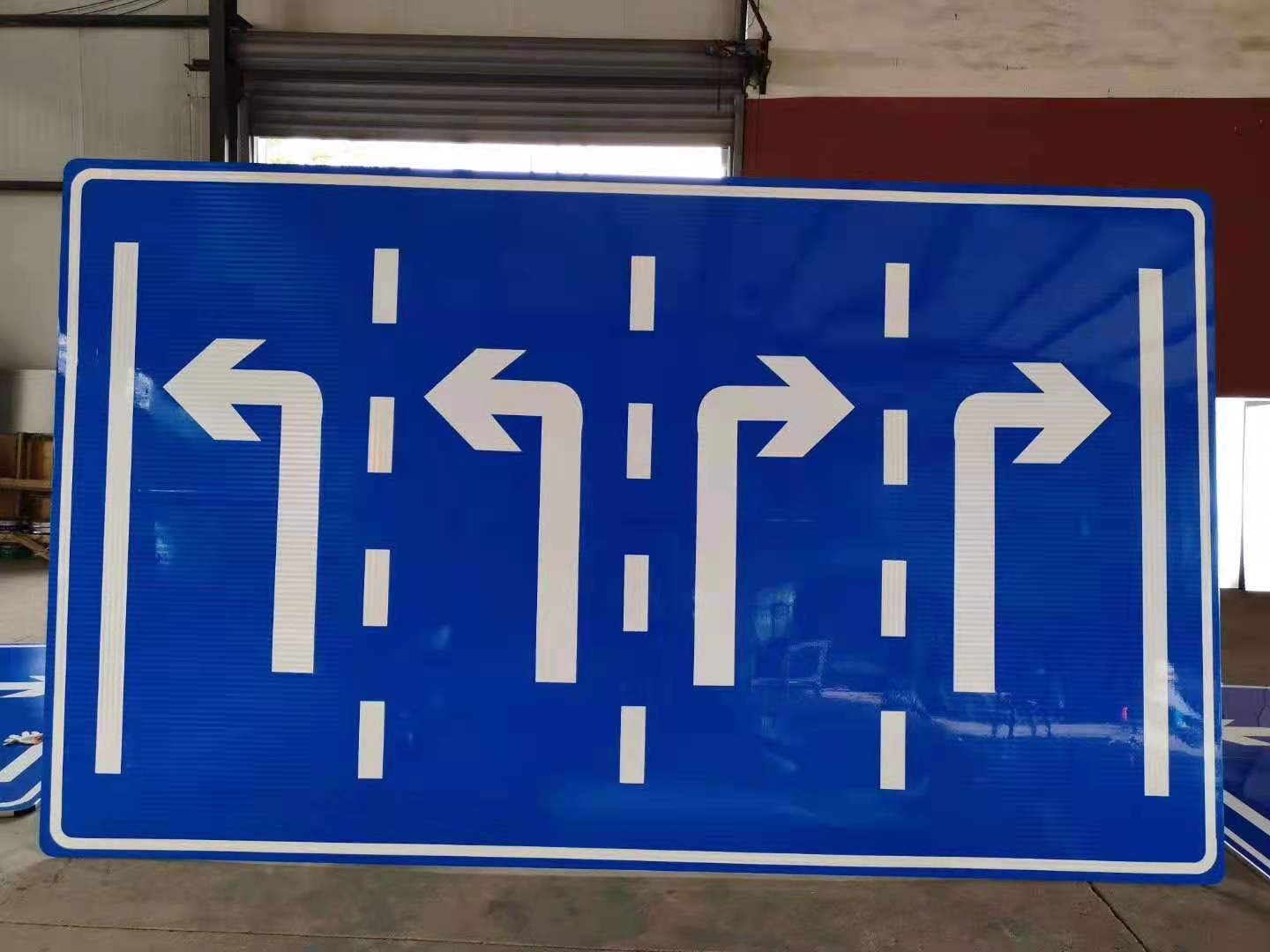 单悬臂交通标志牌2021年出厂价格及图片