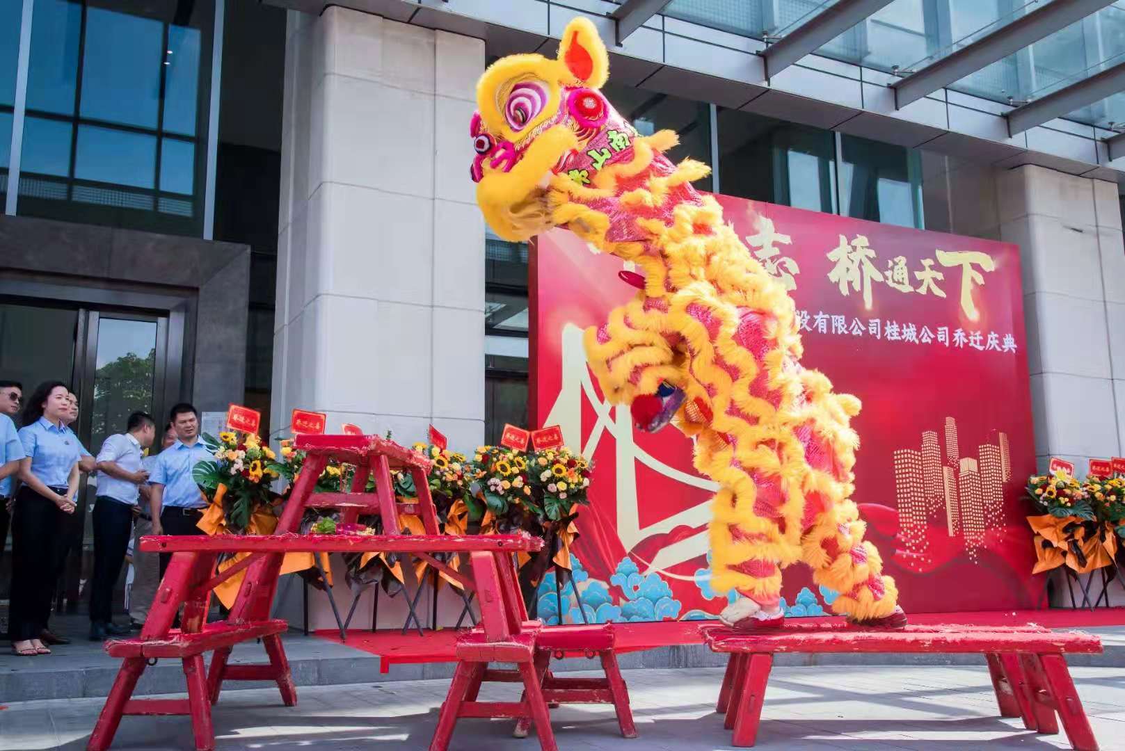 横沥醒狮-横沥舞狮-开业舞狮-梅花桩表演-开业舞狮