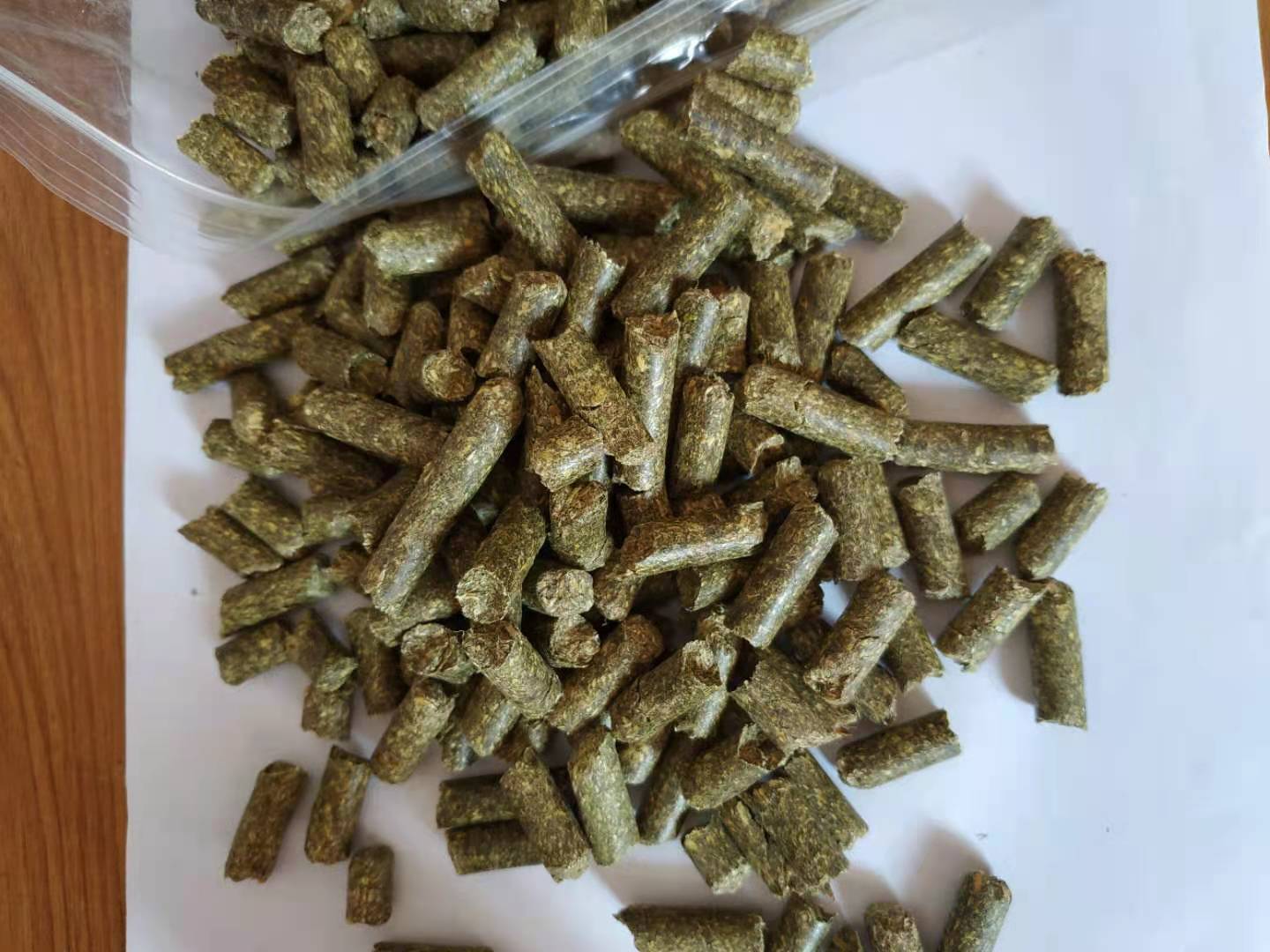 供应牛羊草料草颗粒 小宠物除臭垫料 牛羊颗粒料