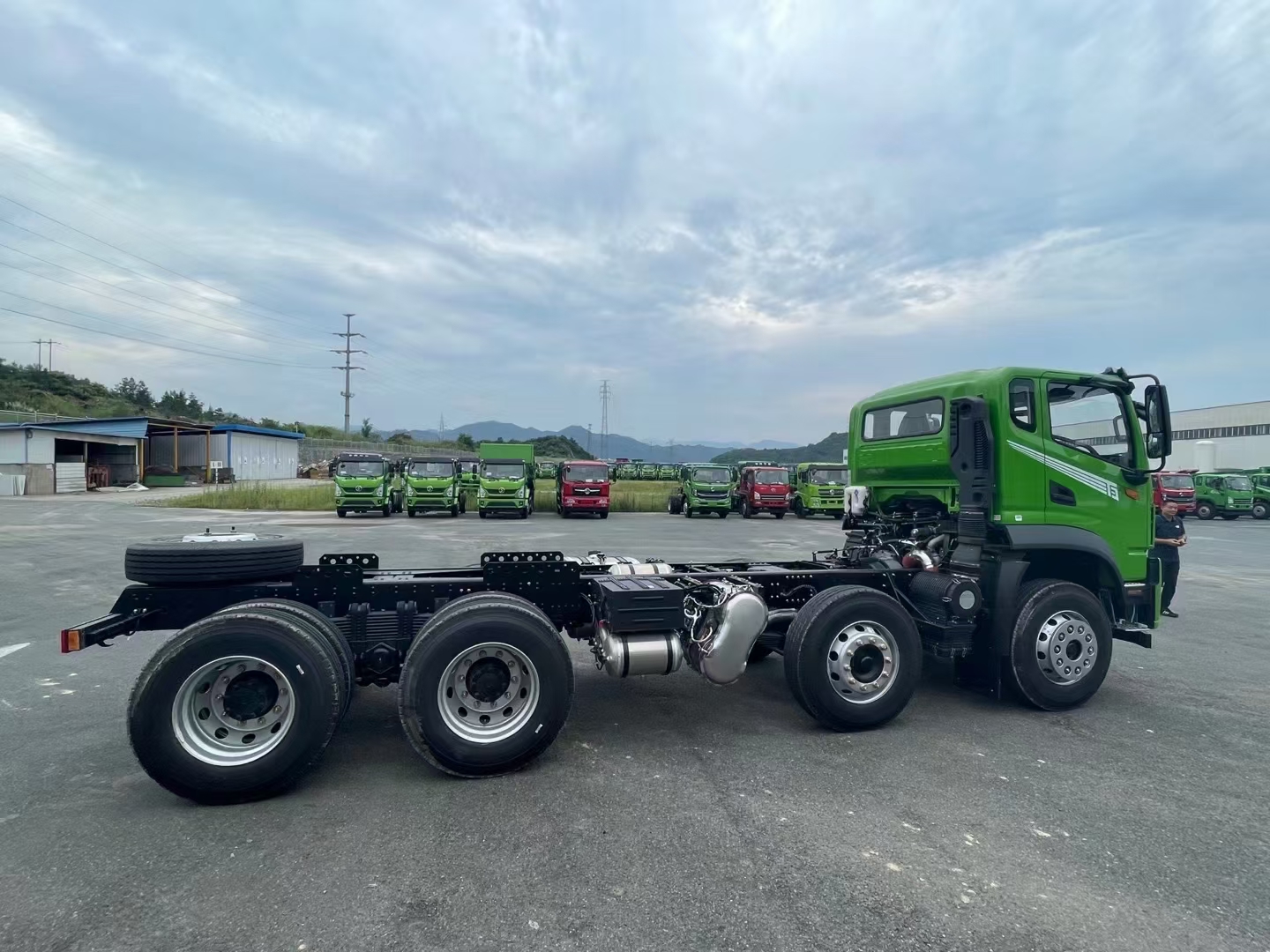 砂石料东风华神前轻量化8x4四桥自卸车国六东风前四后八6米翻斗车报价