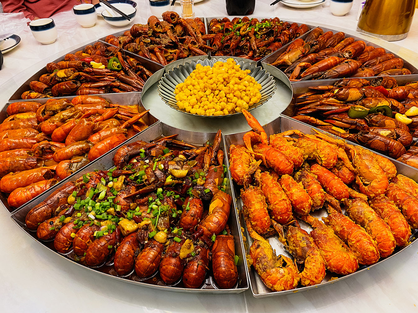 期待已久的公司聚餐从美食拉开了序幕