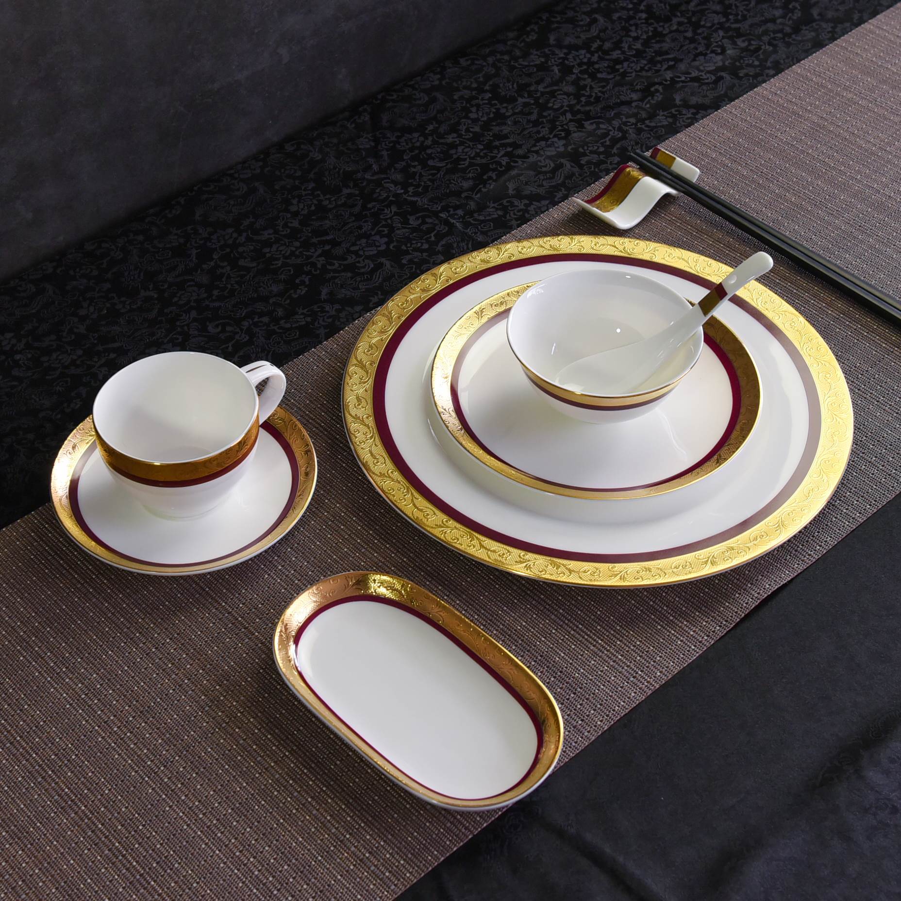 唯奥酒店摆台唐山骨瓷碗盘碟勺套装定制中西式餐厅浮雕金