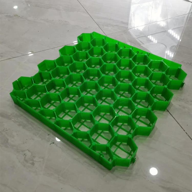 植草格采用改性高分子量hdpe为原料,绿色,完全可回收;实现了草坪,停车