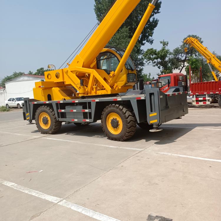 伸缩臂轮式越野吊车四驱越野爬坡行走吊车吊重行走吊车