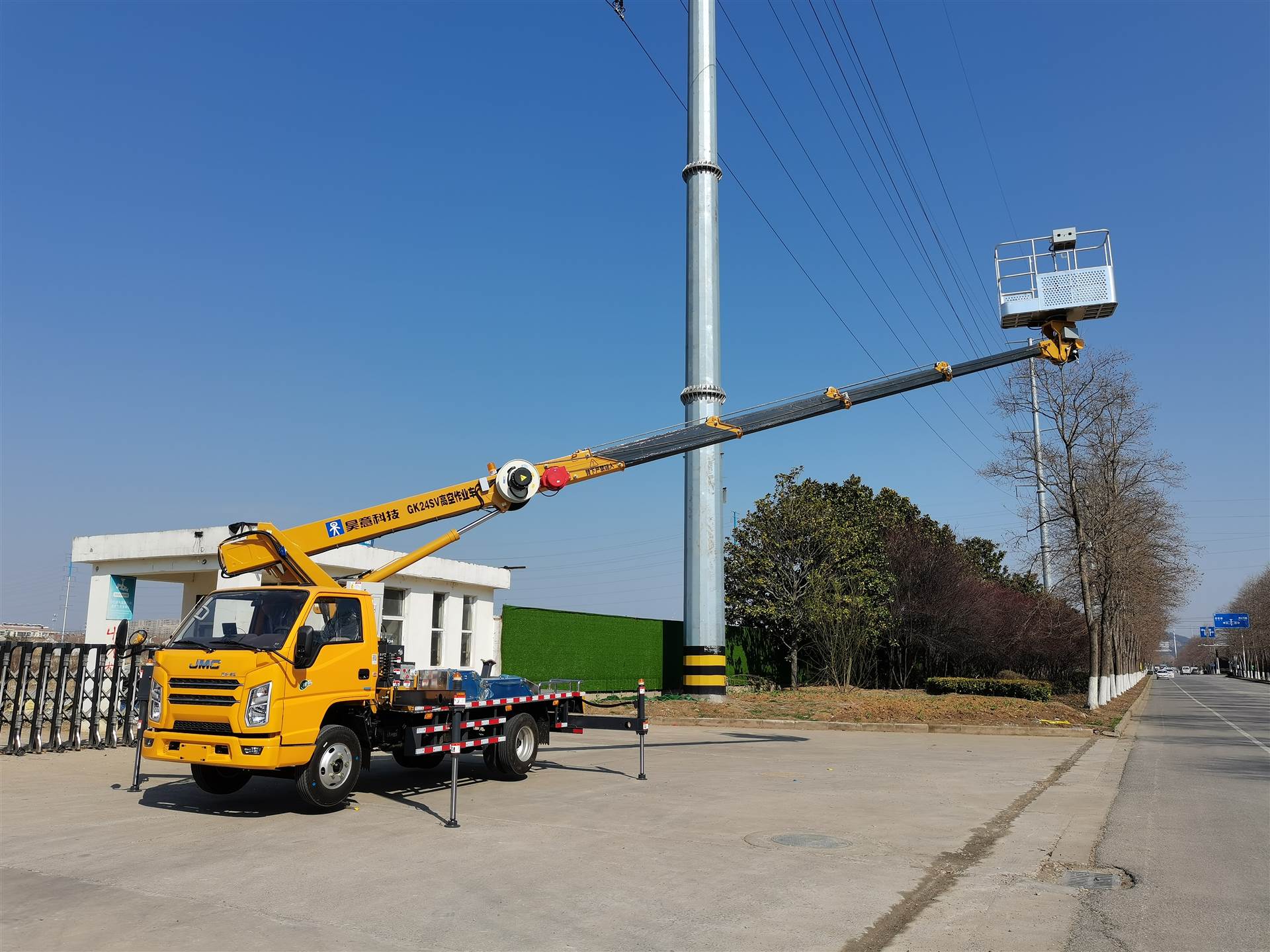 广告安装直臂高空作业平台 江铃蓝牌高空作业车