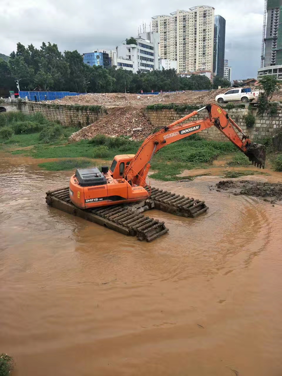 贵州水上挖机出租图片