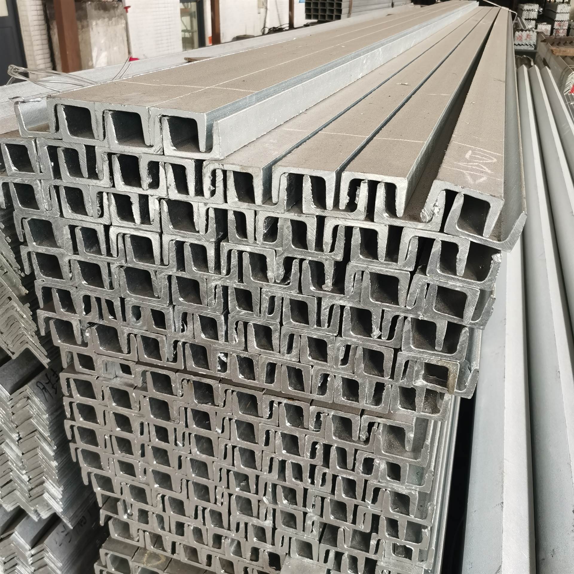 生产幕墙龙骨镀锌槽钢 国标卷边镀锌槽钢生产商 乾朗钢铁 潮州工地